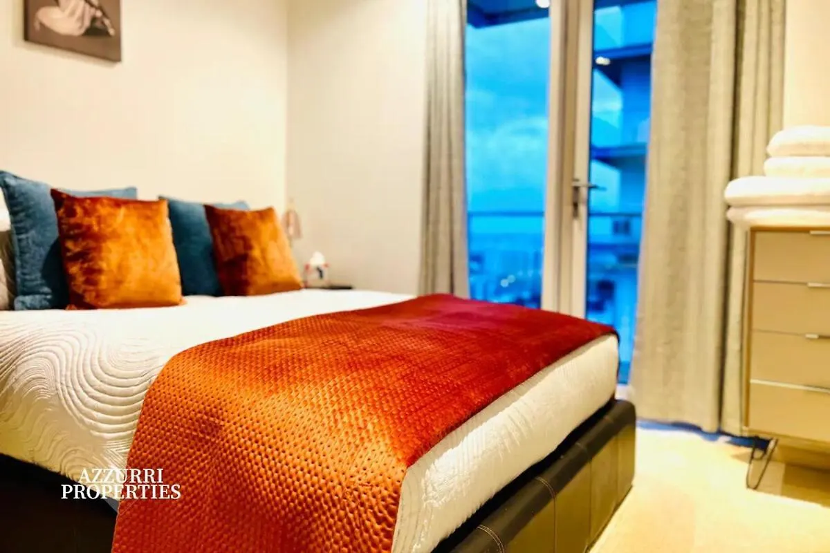 Elegant 1-Bedroom Flat With Balcony View Of Millwall And Only 7-Minute Walk To Crossharbour Station London Apartment